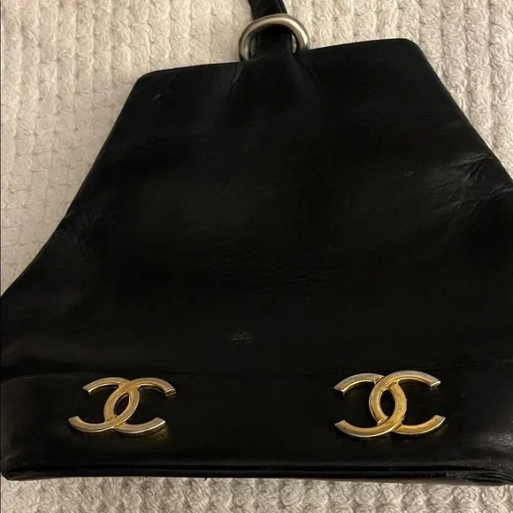 CHANEL Black bag with Gold Details - Picture 2 of 11